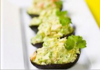 Ensalada de atún en aguacate