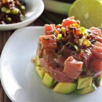 Ensalada de atún fresco con salsa de soya y poro.