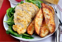 Pollo parmesano acompañado de papas al horno