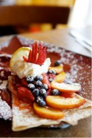 Crepas rellenas de queso crema, nuez y fresa