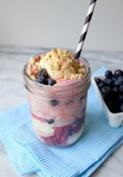 Helado de mora azul flotante. 